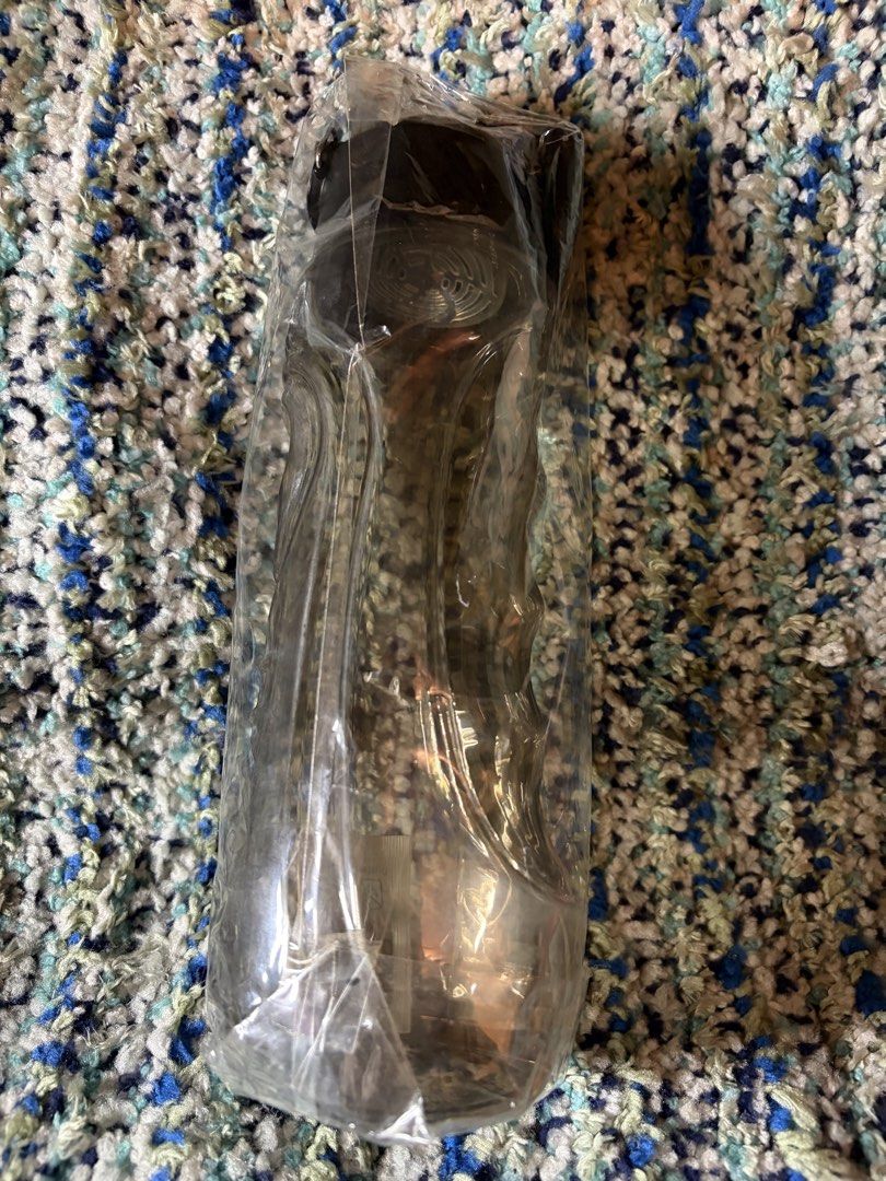 Clear Water Bottle with Black Lid (Category: Water Bottles & Tumblers) located in Quezon City. Submitted by jhosa888 (Listing ID 1460513518, Image 1). Description: - Brand new clear water bottle - Comes with a black lid - Still in original plastic packaging - Standard size, suitable for everyday use - Ideal for the gym or on-the-go hydration.