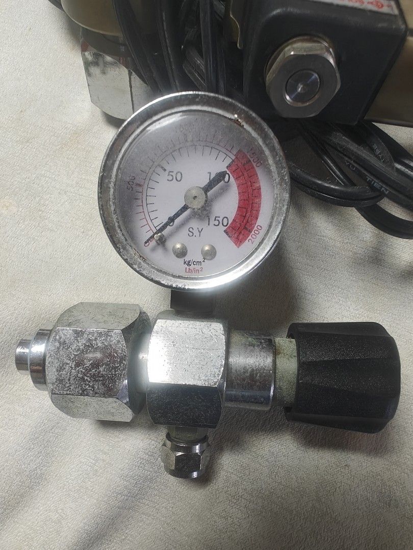 Co2 diffuser (Category: Homes & Other Pet Accessories) located in Singapore. Submitted by vblessed (Listing ID 1460521224, Image 1). Description: Give up hobby, kept in store. Everything items you can see on photo. Selling $50 only Self collect only..