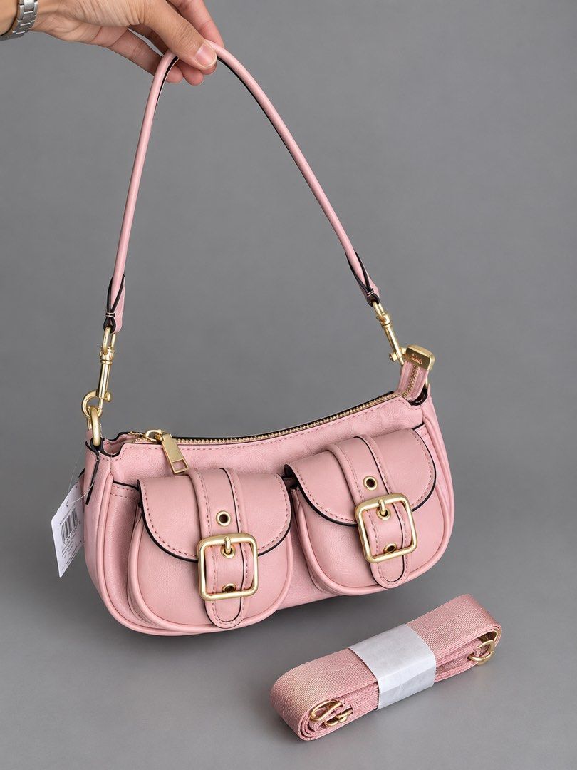 Coach Ashton Baguette (Category: Shoulder Bags) located in Binan City. Submitted by pinkykeenshop (Listing ID 1460701137, Image 1). Description: .