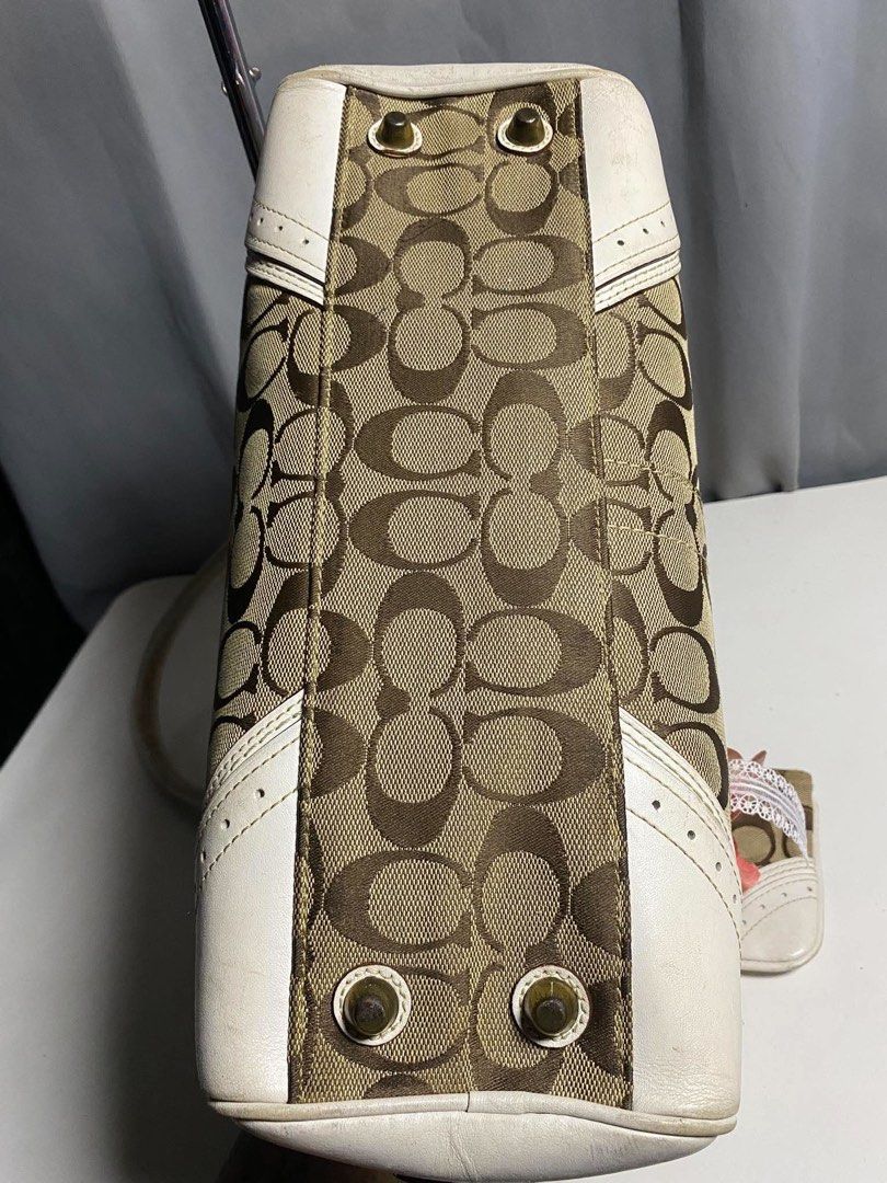 Coach Hampton Handbag (Category: Shoulder Bags) located in Cebu City. Submitted by gummybearsworld (Listing ID 1460681558, Image 3). Description: with Wristlet Flaws on handle sign of use, 3 little rubs on the side , sign of use on the leather lower part .