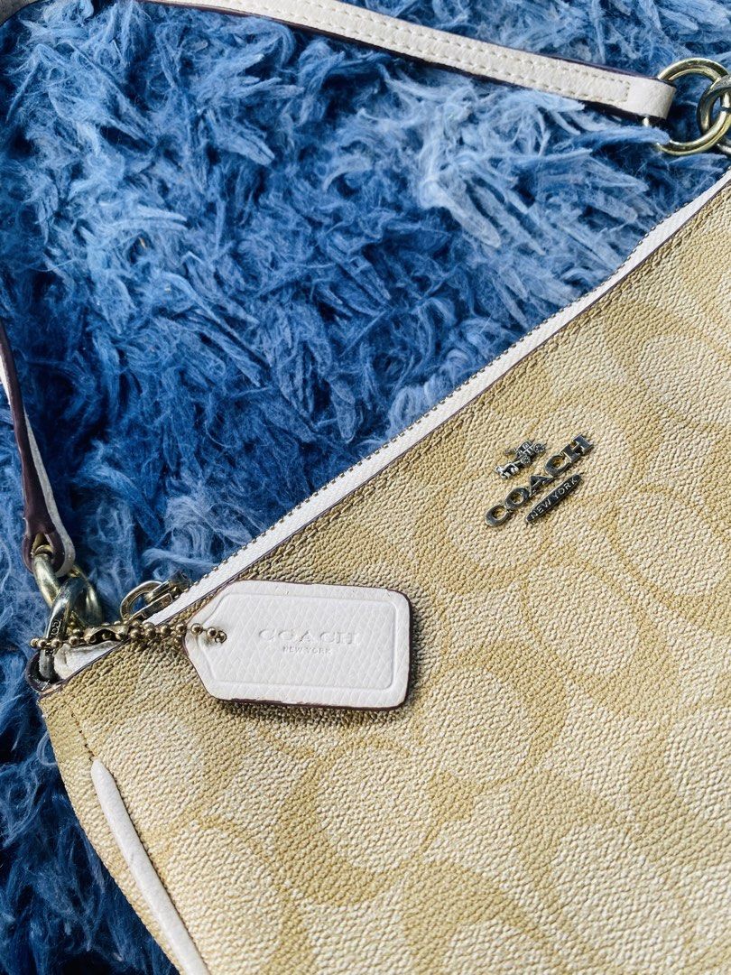 Coach kili bag (Category: Shoulder Bags) located in Solano. Submitted by CheapDealsCloset (Listing ID 1460538443, Image 2). Description: Kili bag Asnew .