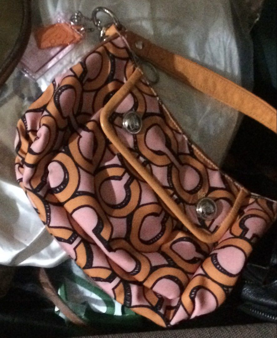 Coach poppy missing sling (Category: Cross-body Bags) located in Mabalacat. Submitted by sandsshop0921 (Listing ID 1460542713, Image 1). Description: nawala ko na po ang sling pero complete pa hang tag nya.