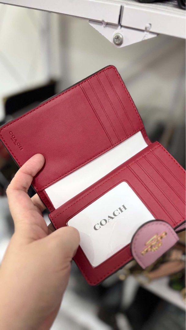 COACH POWDER PINK MEDIUM BIFOLD (Category: Wallets & Card holders) located in Marikina City. Submitted by airamarie999 (Listing ID 1460652660, Image 2). Description: BRAND NEW POWDER PINK ORIGINAL SHIPS VIA LBC LALAMOVE J&T.