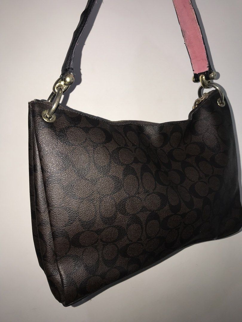 Coach Shoulder Bag (Category: Shoulder Bags) located in Manila. Submitted by kutikitest2016 (Listing ID 1460712991, Image 2). Description: Good condition w/ issue (pls see all photos) Pls note. Bawal po sa maselan..