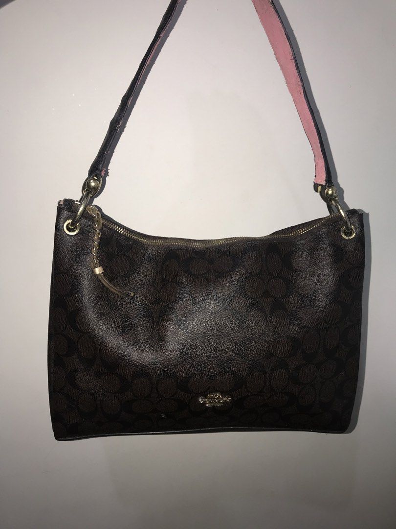 Coach Shoulder Bag (Category: Shoulder Bags) located in Manila. Submitted by kutikitest2016 (Listing ID 1460712991, Image 1). Description: Good condition w/ issue (pls see all photos) Pls note. Bawal po sa maselan..