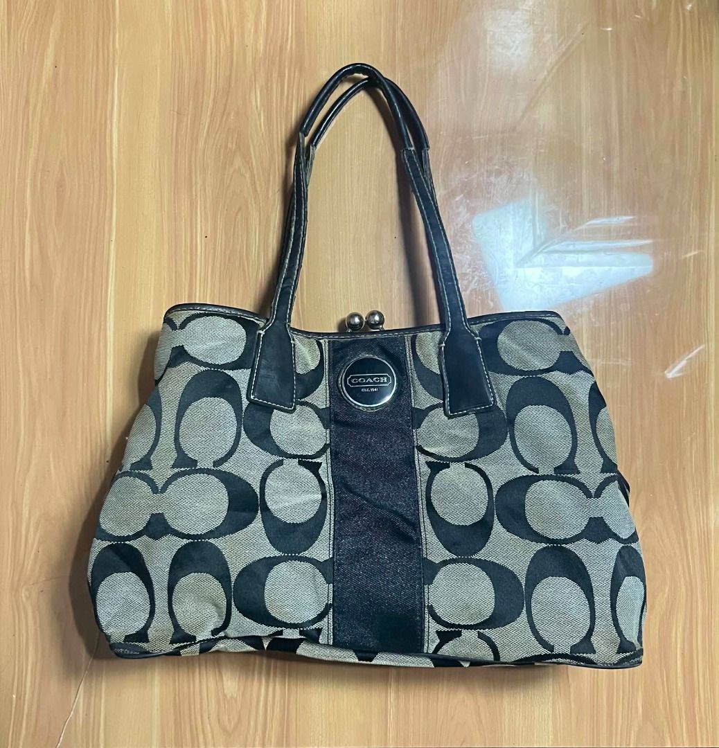 Coach Signature Kiss Lock (Category: Beach Bags) located in Manila. Submitted by senggggg. (Listing ID 1460687641, Image 1). Description: good condition working zip no rubs stain need wash.