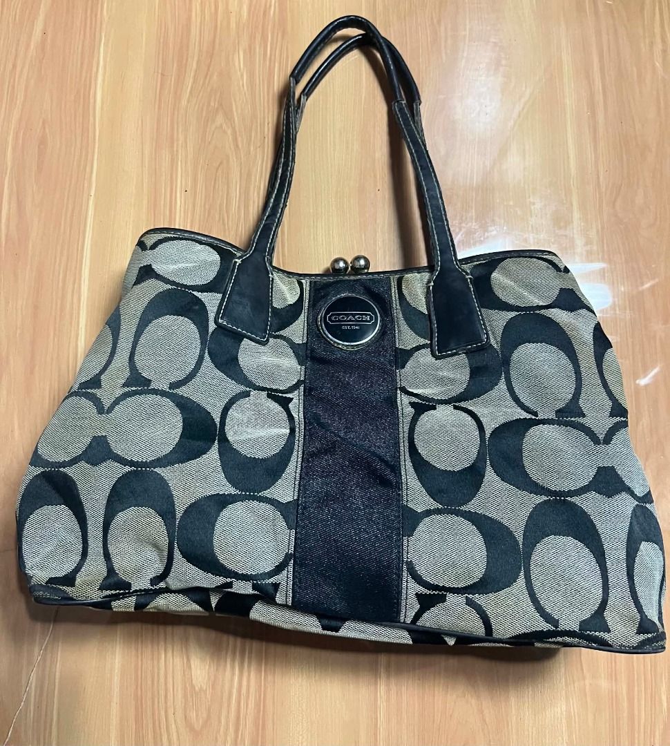 Coach Signature Kiss Lock (Category: Beach Bags) located in Manila. Submitted by senggggg. (Listing ID 1460687641, Image 2). Description: good condition working zip no rubs stain need wash.