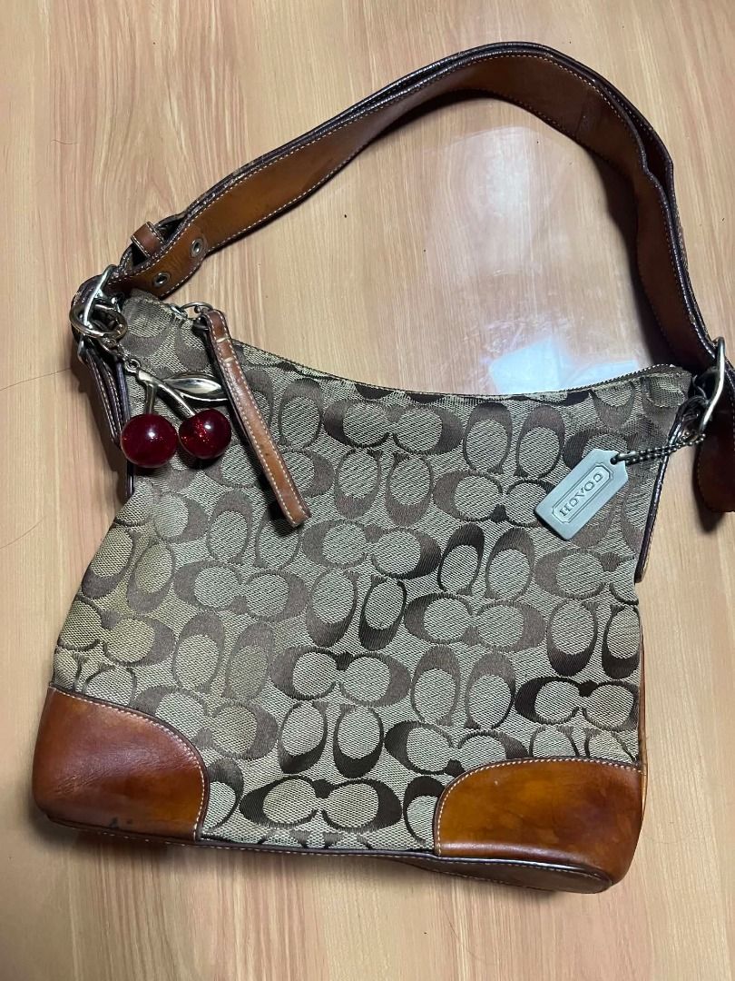 Coach Signature Shoulder Bag (Category: Beach Bags) located in Manila. Submitted by senggggg. (Listing ID 1460690015, Image 3). Description: good condition working zip sign of use in leathera and minimal scratch rubs.