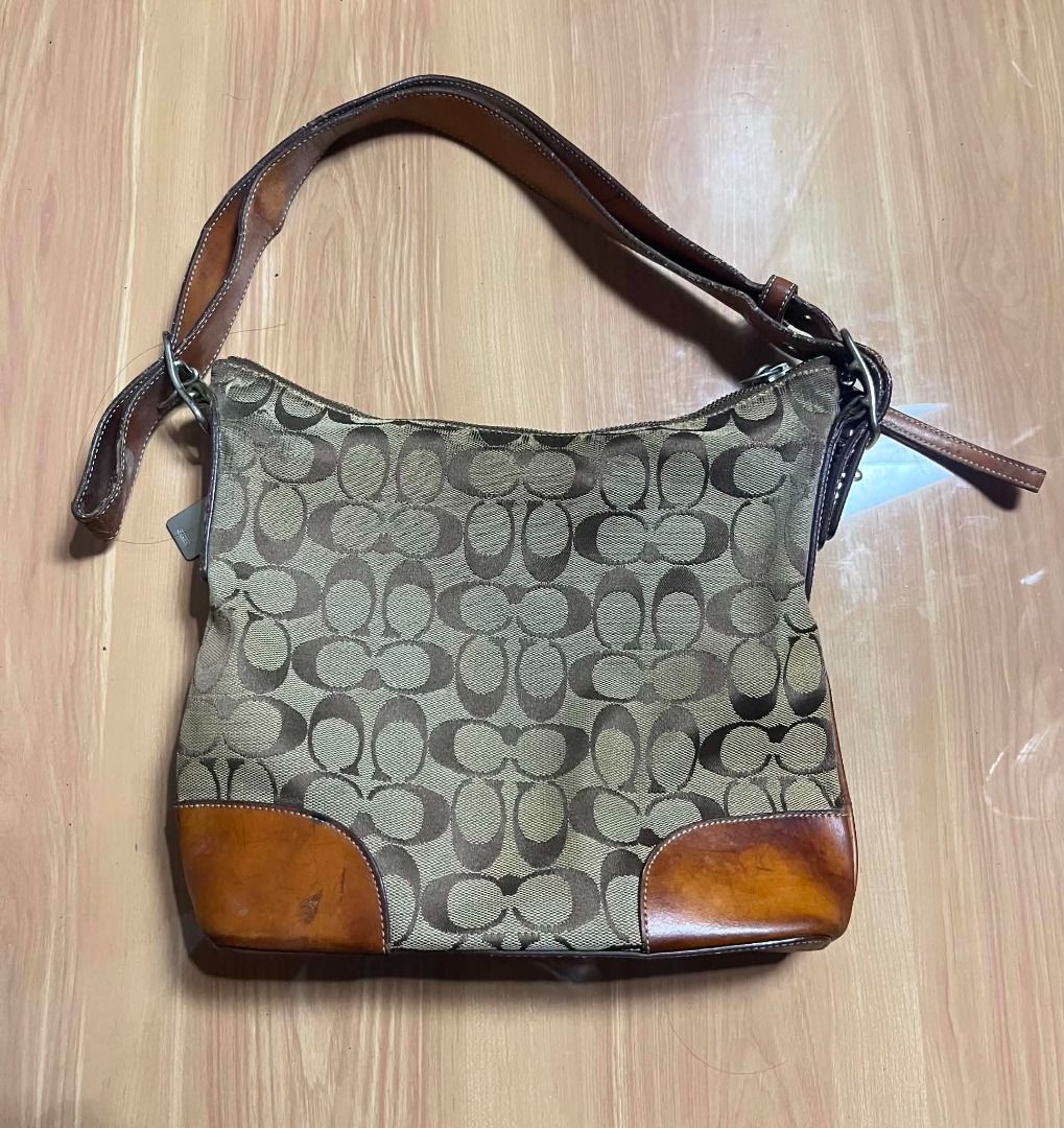 Coach Signature Shoulder Bag (Category: Beach Bags) located in Manila. Submitted by senggggg. (Listing ID 1460690015, Image 2). Description: good condition working zip sign of use in leathera and minimal scratch rubs.
