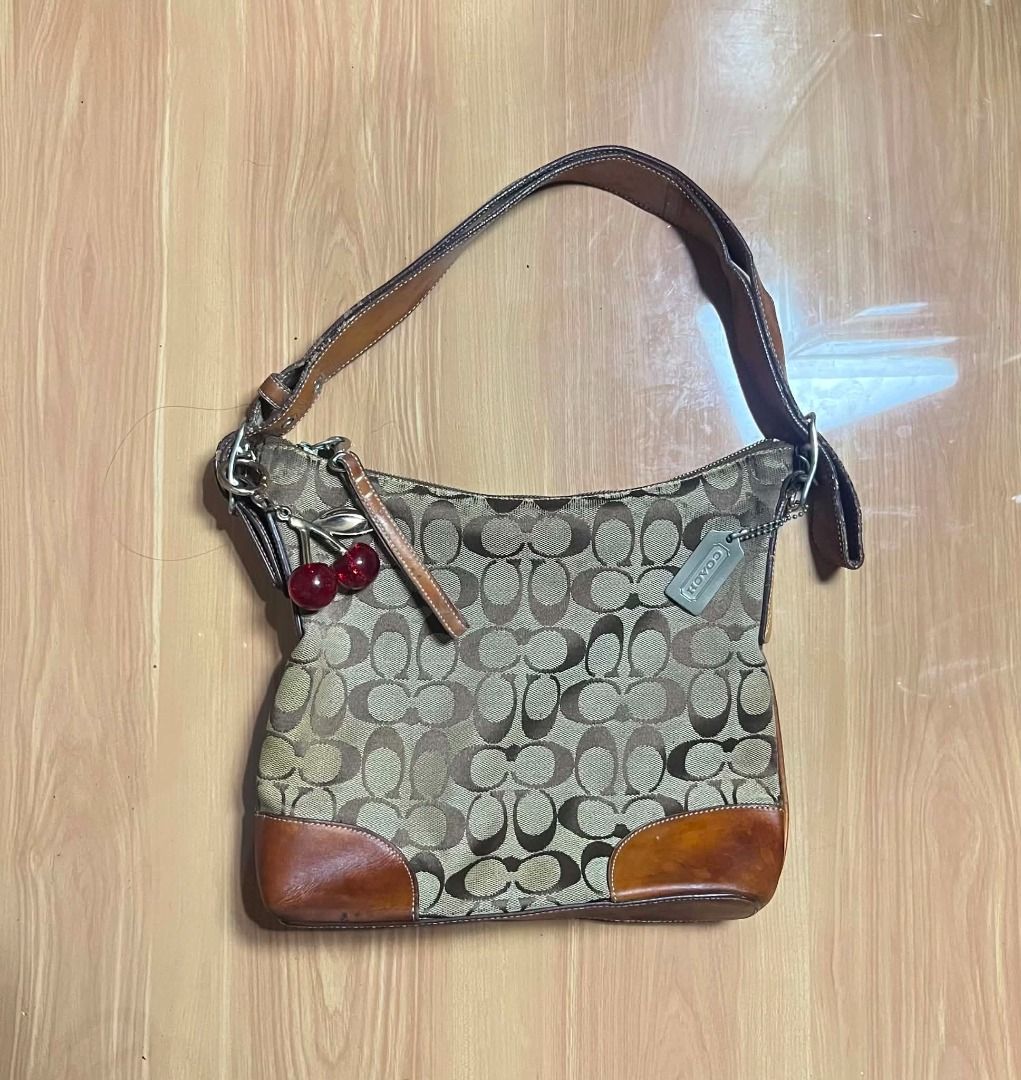 Coach Signature Shoulder Bag (Category: Beach Bags) located in Manila. Submitted by senggggg. (Listing ID 1460690015, Image 1). Description: good condition working zip sign of use in leathera and minimal scratch rubs.