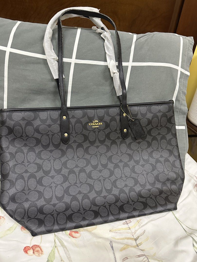 Coach Tote Bag (Category: Shoulder Bags) located in Manila. Submitted by declutteringlot (Listing ID 1460635644, Image 1). Description: Not sure of the quality, might be a rep.