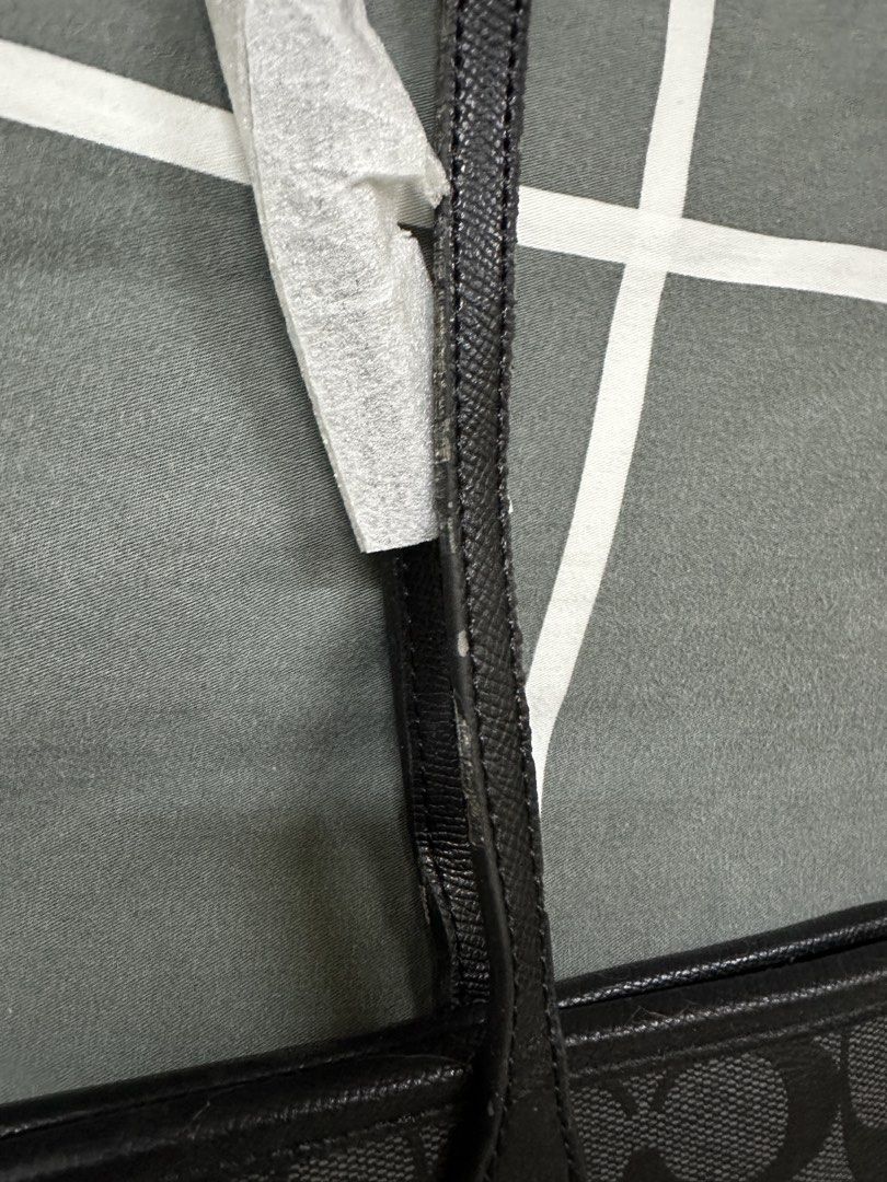 Coach Tote Bag (Category: Shoulder Bags) located in Manila. Submitted by declutteringlot (Listing ID 1460635644, Image 3). Description: Not sure of the quality, might be a rep.