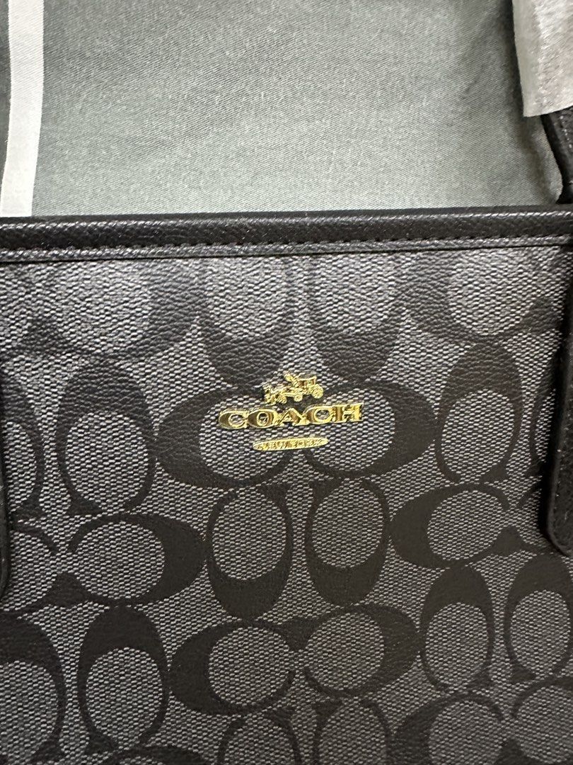 Coach Tote Bag (Category: Shoulder Bags) located in Manila. Submitted by declutteringlot (Listing ID 1460635644, Image 2). Description: Not sure of the quality, might be a rep.