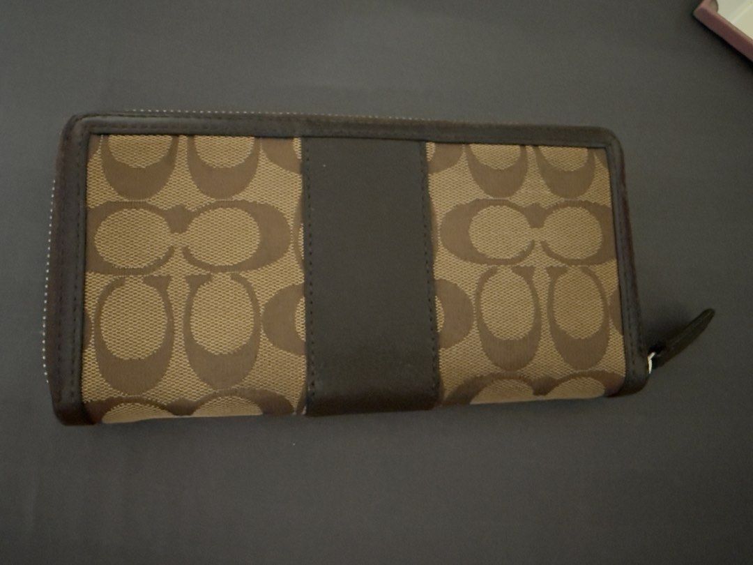 Coach Vintage Long Wallet (Category: Wallets & Card holders) located in Quezon City. Submitted by luna111403 (Listing ID 1460602509, Image 1). Description: Preloved vintage coach wallet - long .