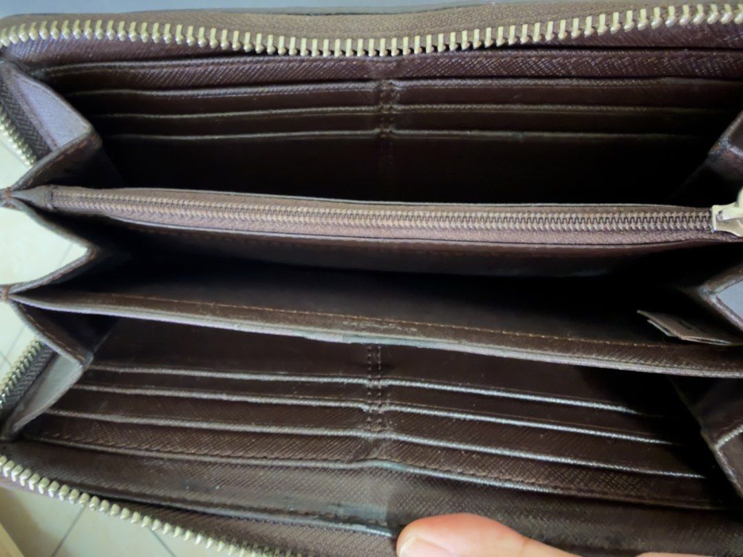 Coach Vintage Long Wallet (Category: Wallets & Card holders) located in Quezon City. Submitted by luna111403 (Listing ID 1460602509, Image 2). Description: Preloved vintage coach wallet - long .