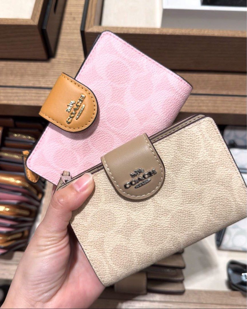 Coach Wallet for Women (Category: Wallets & Card holders) located in Bacoor. Submitted by turthel.finds (Listing ID 1460569722, Image 1). Description: Guaranteed Original‼️ Available Onhand📌.