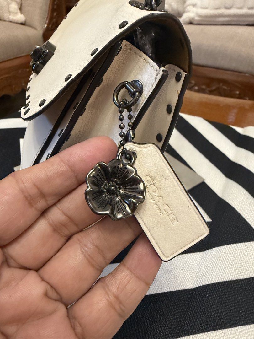 Coach White Leather Studded Chain Shoulder Bag (Category: Shoulder Bags) located in Santiago. Submitted by yrellagnoihsaf (Listing ID 1460704977, Image 3). Description: Coach Parker 18 shoulder bag in chalk leather, accented with dark rivet details and a convertible chain strap.Genuine leather ✅ AUTHENTIC ✅ excellent condition with normal sign if usage no major flaws ✅ no bakbak no rips rubber lining intact ✅ L 7.5” H 6” W 3” ✅ convertible kili o
