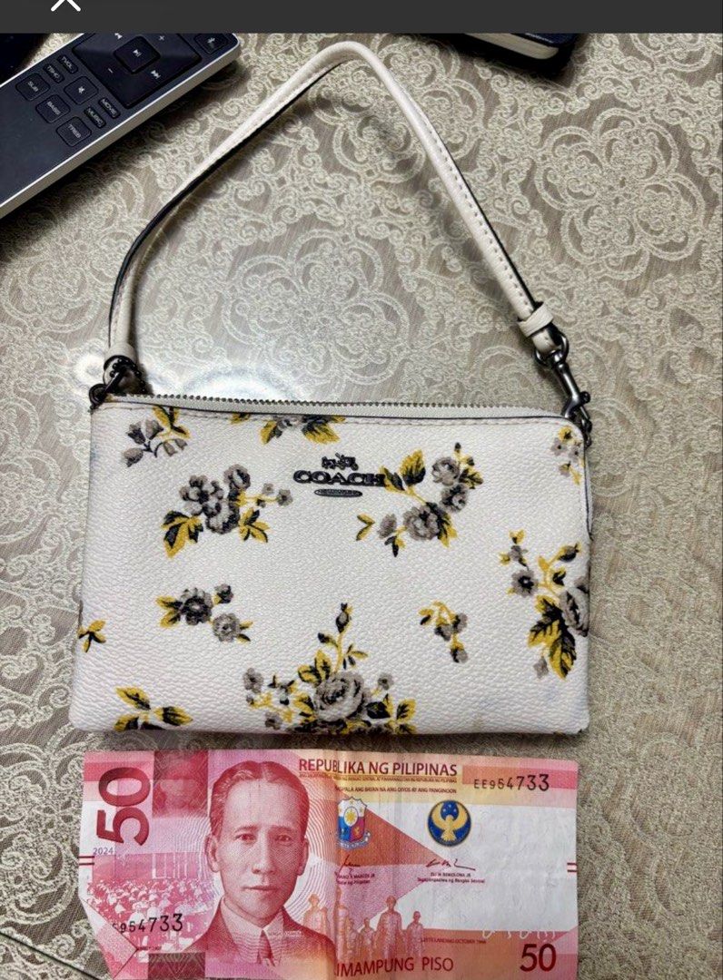 Coach wristlet (Category: Purses & Pouches) located in Quezon City. Submitted by miss.fullmoon (Listing ID 1460657946, Image 2). Description: .