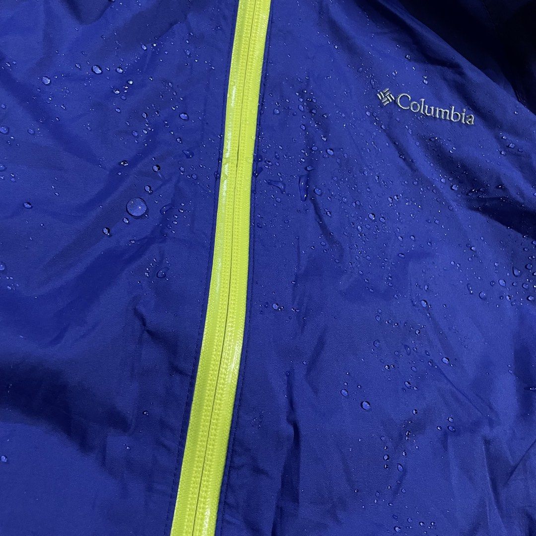 COLUMBIA OMNI-TECH (Category: Coats, Jackets and Outerwear) located in Manila. Submitted by lianneaori10034 (Listing ID 1460574456, Image 1). Description: .