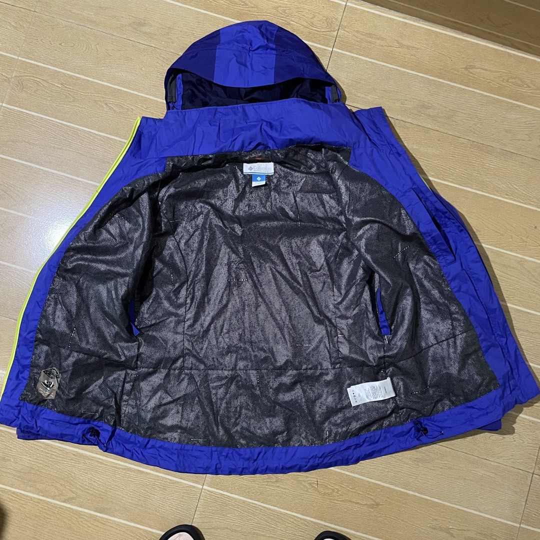 COLUMBIA OMNI-TECH (Category: Coats, Jackets and Outerwear) located in Manila. Submitted by lianneaori10034 (Listing ID 1460574456, Image 3). Description: .