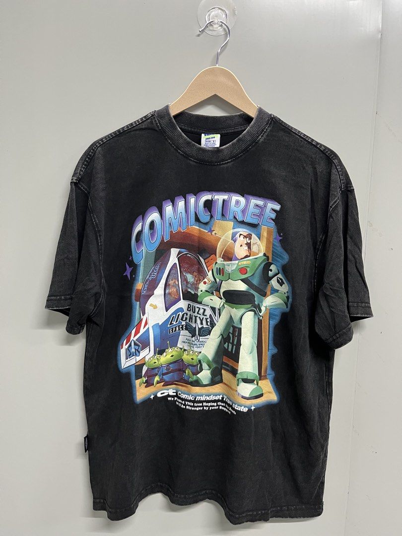 Comic Tree Buzz Lightyear Graphic Tee (Category: Tshirts & Polo Shirts ) located in Valencia. Submitted by shopstnd (Listing ID 1460595428, Image 1). Description: Comic Tree Buzz Lightyear Graphic Tee Size: S on tag / fits oversized 📏 22 × 28 in ⭐ Condition: 9/10 🎨 Color: 9/10 Origin: Made in China Heavy vintage-wash look with a bold Toy Story-inspired graphic..