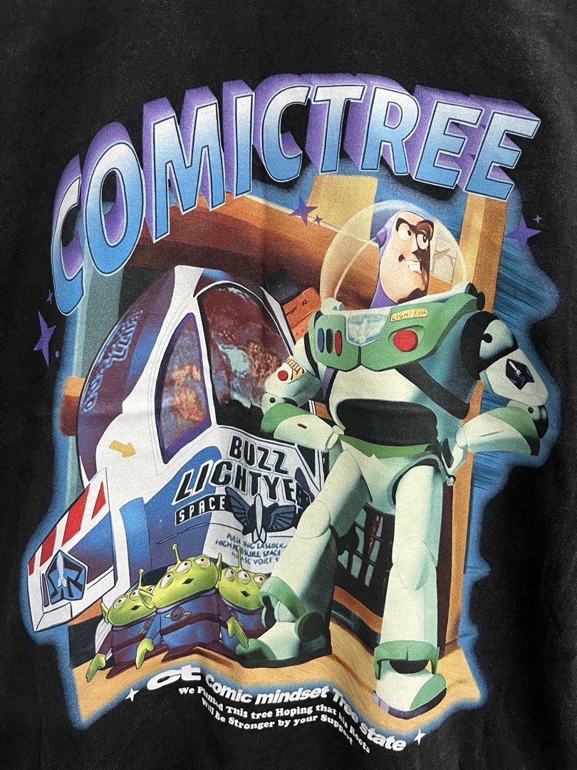 Comic Tree Buzz Lightyear Graphic Tee (Category: Tshirts & Polo Shirts ) located in Valencia. Submitted by shopstnd (Listing ID 1460595428, Image 3). Description: Comic Tree Buzz Lightyear Graphic Tee Size: S on tag / fits oversized 📏 22 × 28 in ⭐ Condition: 9/10 🎨 Color: 9/10 Origin: Made in China Heavy vintage-wash look with a bold Toy Story-inspired graphic..