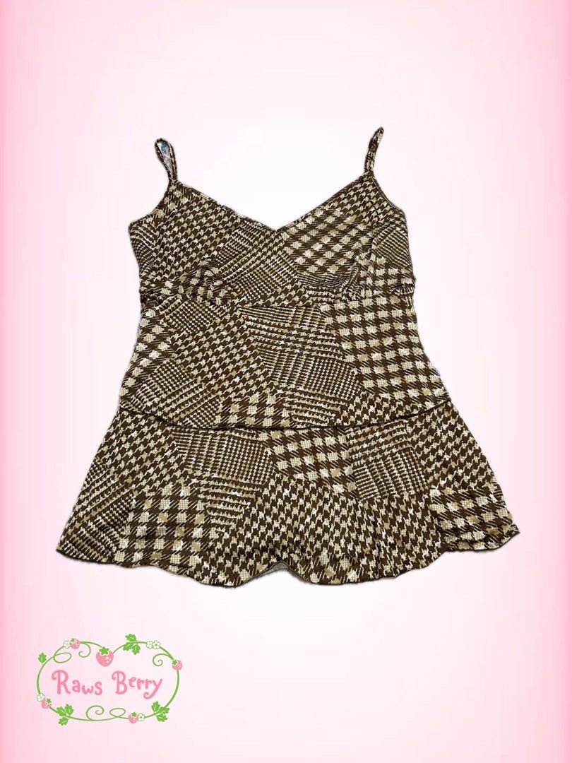 COMME CA ISM Brown Plaid Ruffle Camisole Top Size M (Category: Sleeveless) located in Adams. Submitted by raws_berrycheesecake (Listing ID 1460631640, Image 1). Description: Brown and beige plaid camisole top. It has a v-neckline and adjustable spaghetti straps. The hemline is tiered with a ruffle detail. Great for layering or wearing on its own..