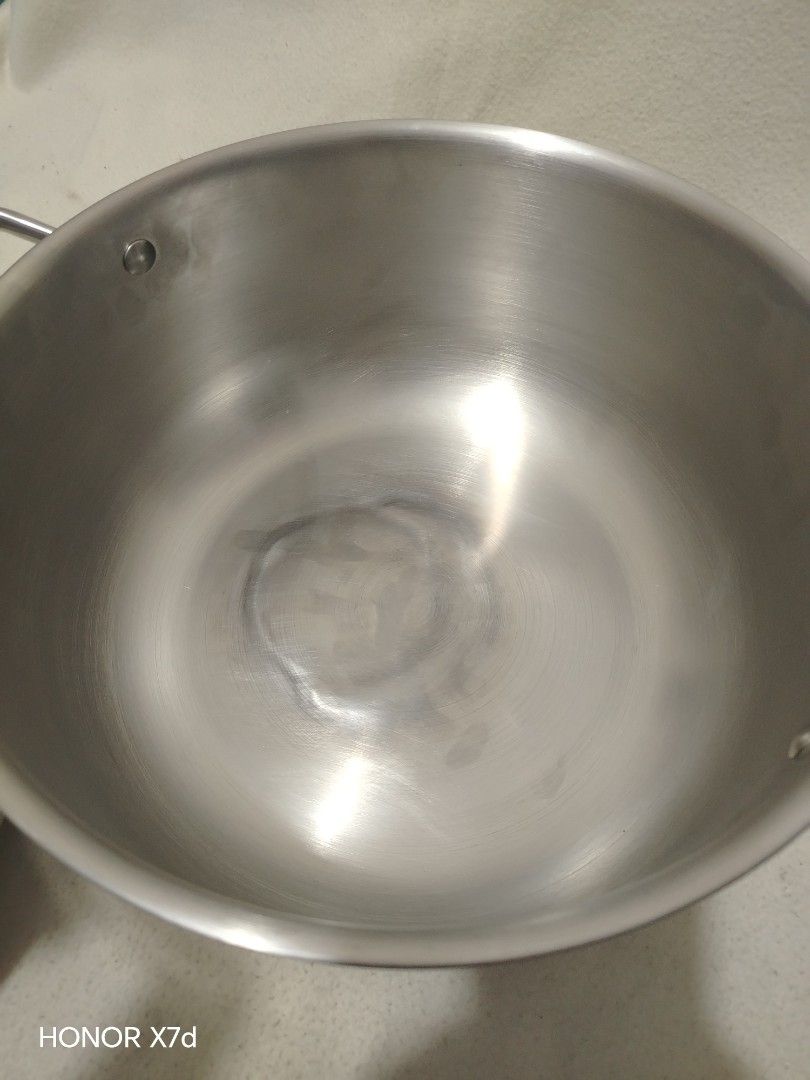 Cookcell casserole surplus (Category: Cookware & Accessories) located in Baguio. Submitted by noona_faith (Listing ID 1460602922, Image 3). Description: Cookcell casserole with steamer and original lid. ISSUE‼️ Check lid picture, may mga cuts po sya, kaya may nilagay po na Ako na generic glass lid na brandnew. With warpsa loob pero Walang butas, at Hindi bengkong sa labas. Flat bottom Padin po. 28cm diameter, Malaki, mabigat, makapal, Walang dugt