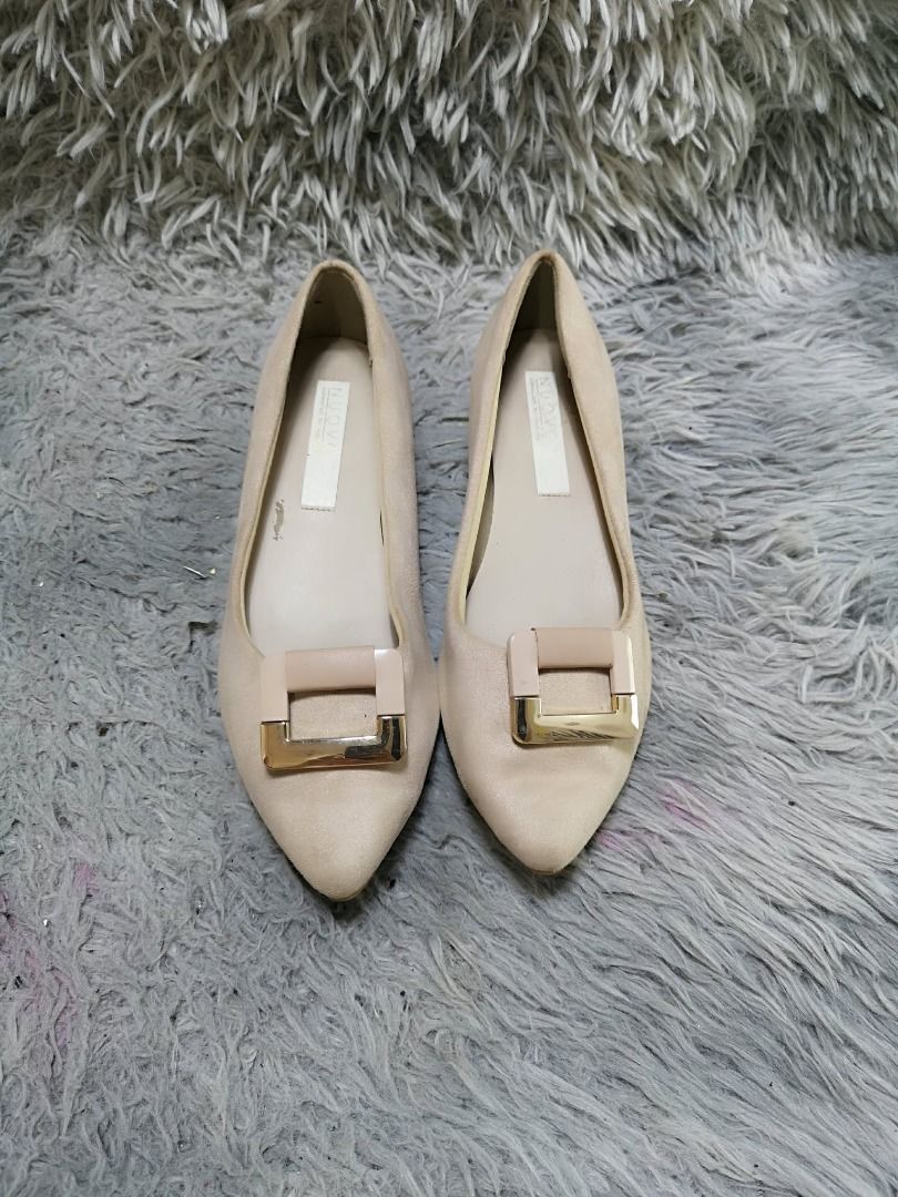 Cream Colored Pointed Toe Ballet Flat Shoes (Category: Flats & Sandals) located in Santa Cruz. Submitted by jmy_surplus.2 (Listing ID 1460566674, Image 1). Description: Size ; 24cm Color ; Cream Type ; Flats Brand ; No brand Material ; Leather Style ; Pointed Toe Slip On Ballet Flats LR 172 JMY 1 Batch #219.