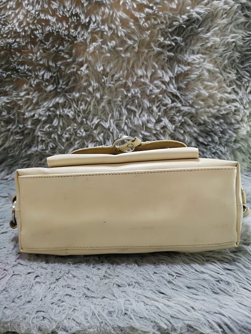 Cream Glossy Leather Baguette Bag (Category: Purses & Pouches) located in Santa Cruz. Submitted by jmy_surplus.2 (Listing ID 1460522908, Image 2). Description: Size ; L - 6.5 W - 13 Color ; Cream Type ; Baguette Bag Brand ; No brand Material ; Leather Style ; Glossy Leather Baguette bag LR 173 JMY 5 Batch #218.