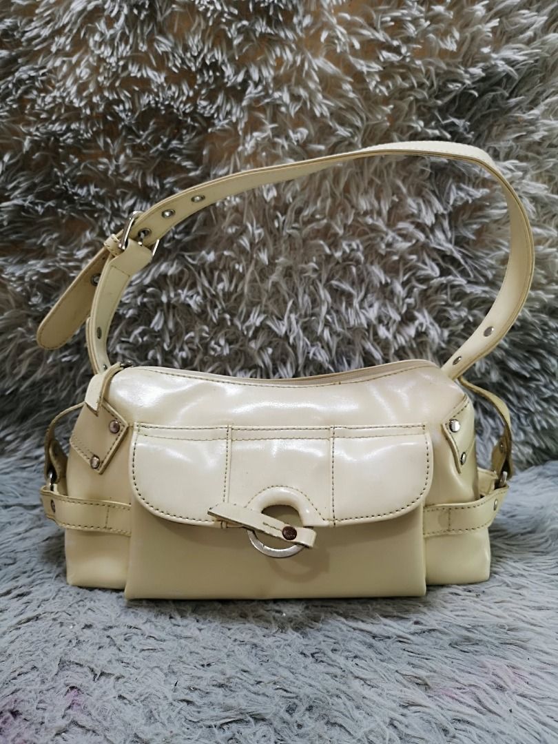 Cream Glossy Leather Baguette Bag (Category: Purses & Pouches) located in Santa Cruz. Submitted by jmy_surplus.2 (Listing ID 1460522908, Image 1). Description: Size ; L - 6.5 W - 13 Color ; Cream Type ; Baguette Bag Brand ; No brand Material ; Leather Style ; Glossy Leather Baguette bag LR 173 JMY 5 Batch #218.