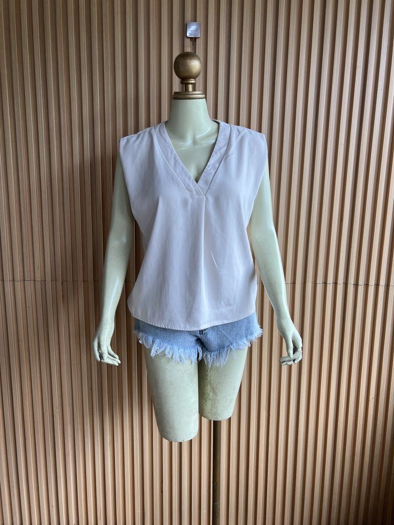 Cream V-Neck Sleeveless Top (Category: Sleeveless) located in Lipa City. Submitted by thyra06 (Listing ID 1460573652, Image 2). Description: - Cream sleeveless top - V-neckline - Fabric with a nice drape - Pairs well with shorts or jeans - Simple and versatile for casual wear.