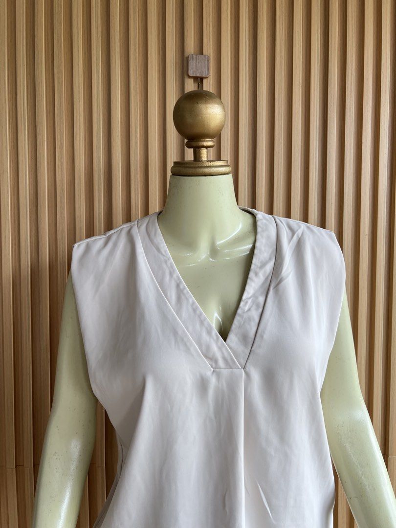 Cream V-Neck Sleeveless Top (Category: Sleeveless) located in Lipa City. Submitted by thyra06 (Listing ID 1460573652, Image 3). Description: - Cream sleeveless top - V-neckline - Fabric with a nice drape - Pairs well with shorts or jeans - Simple and versatile for casual wear.