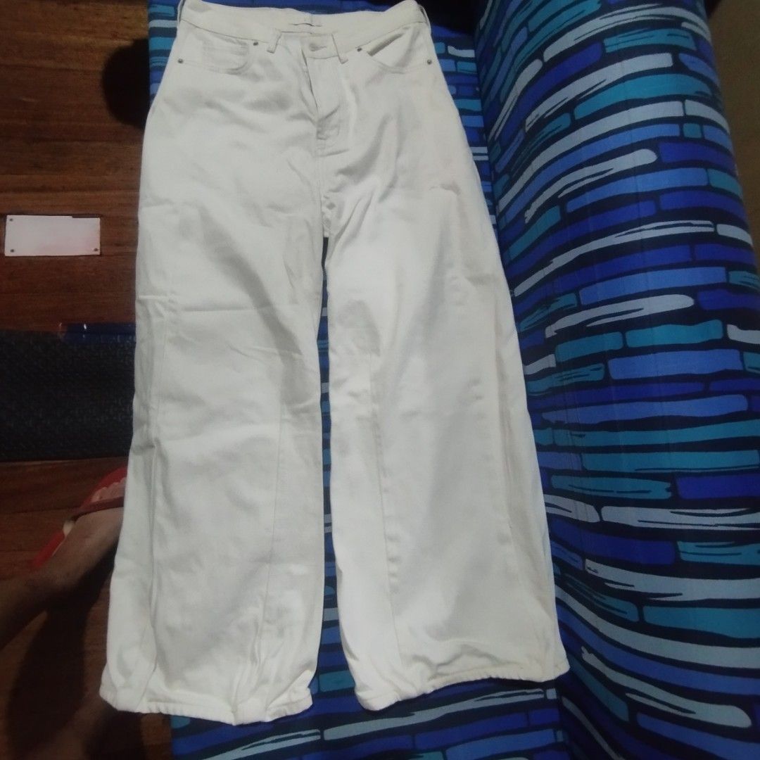 Cream Wide Leg Jeans (Category: Jeans) located in Manila. Submitted by lene48 (Listing ID 1460649883, Image 3). Description: - Cream colored wide leg jeans - High waisted fit - Button and zip closure - Two front and two back pockets - Relaxed fit through the leg - Ideal for casual wear, 32 to 33 waist .