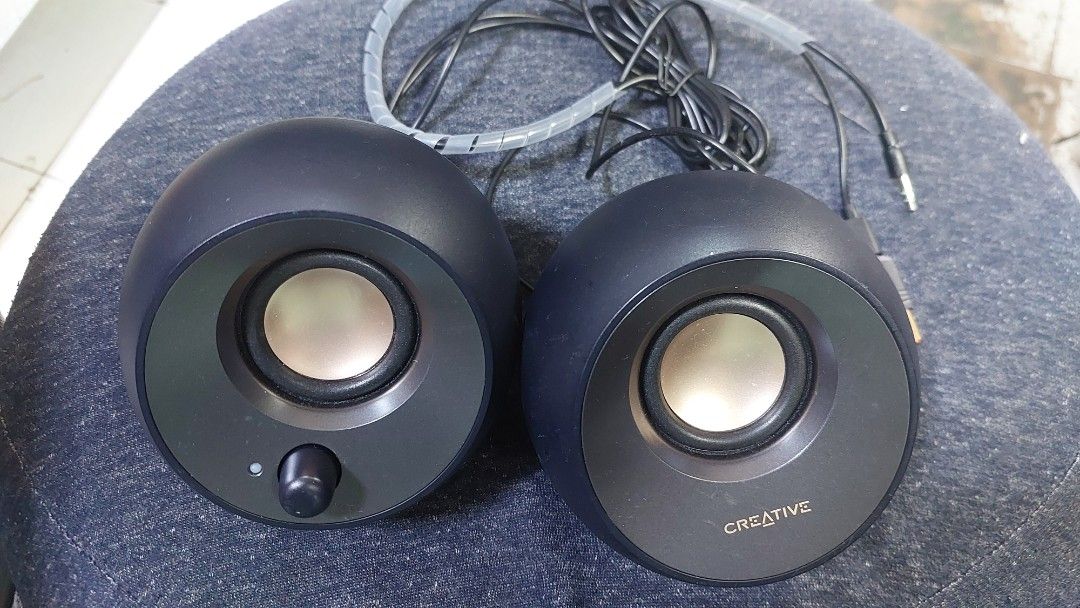 Creative MF1695 Globe Speakers (Category: Soundbars, Speakers & Amplifiers) located in Baliuag. Submitted by papa.gardz (Listing ID 1460674202, Image 2). Description: - Creative MF1695 Globe Speakers - Compact and stylish design - Connects via USB and 3.5mm audio jack - Power input: 5V/2A - Ideal for desktop setups - Tested and confirmed working - Includes all visible cables.