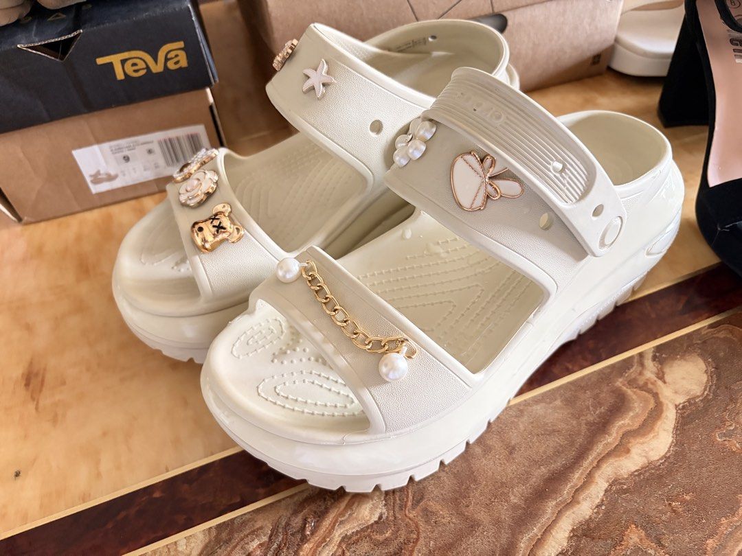 CROCS MEGA CRUSH BONE (Category: Flats & Sandals) located in General Trias. Submitted by dyenine (Listing ID 1460591068, Image 1). Description: AUTHENTIC CROCS .