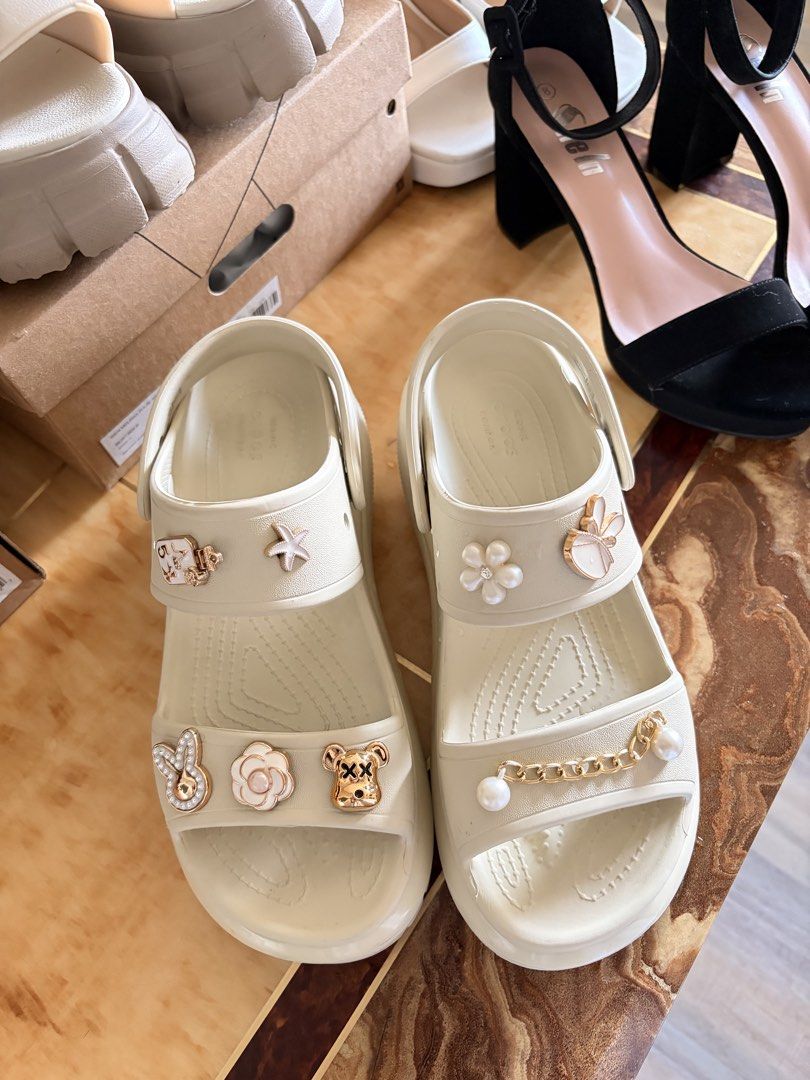 CROCS MEGA CRUSH BONE (Category: Flats & Sandals) located in General Trias. Submitted by dyenine (Listing ID 1460591068, Image 2). Description: AUTHENTIC CROCS .