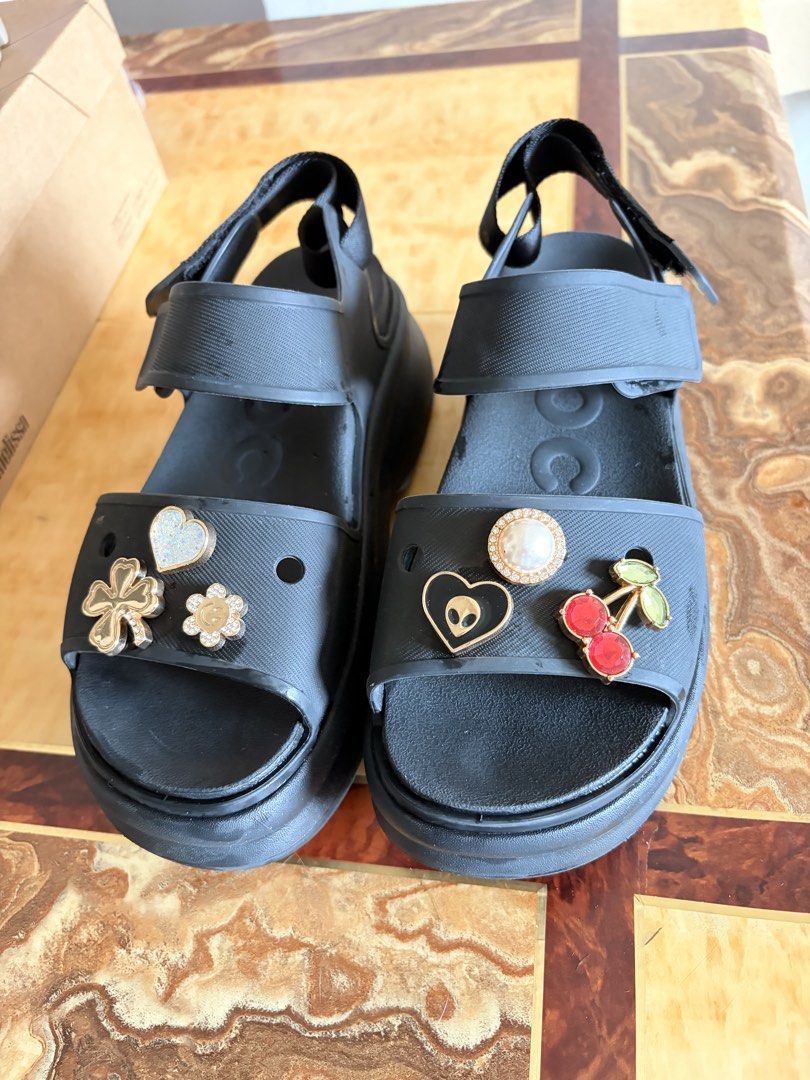 CROCS SOHO Y STRAP (Category: Flats & Sandals) located in General Trias. Submitted by dyenine (Listing ID 1460587373, Image 3). Description: Authentic Crocs.