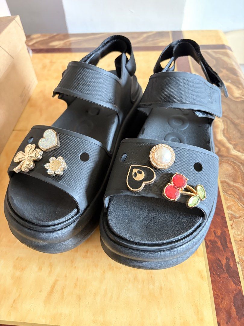 CROCS SOHO Y STRAP (Category: Flats & Sandals) located in General Trias. Submitted by dyenine (Listing ID 1460587373, Image 1). Description: Authentic Crocs.