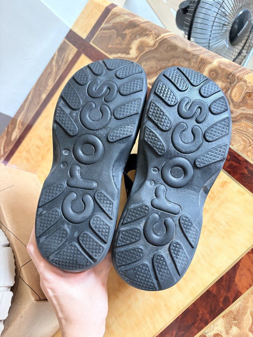 CROCS SOHO Y STRAP (Category: Flats & Sandals) located in General Trias. Submitted by dyenine (Listing ID 1460587373, Image 2). Description: Authentic Crocs.