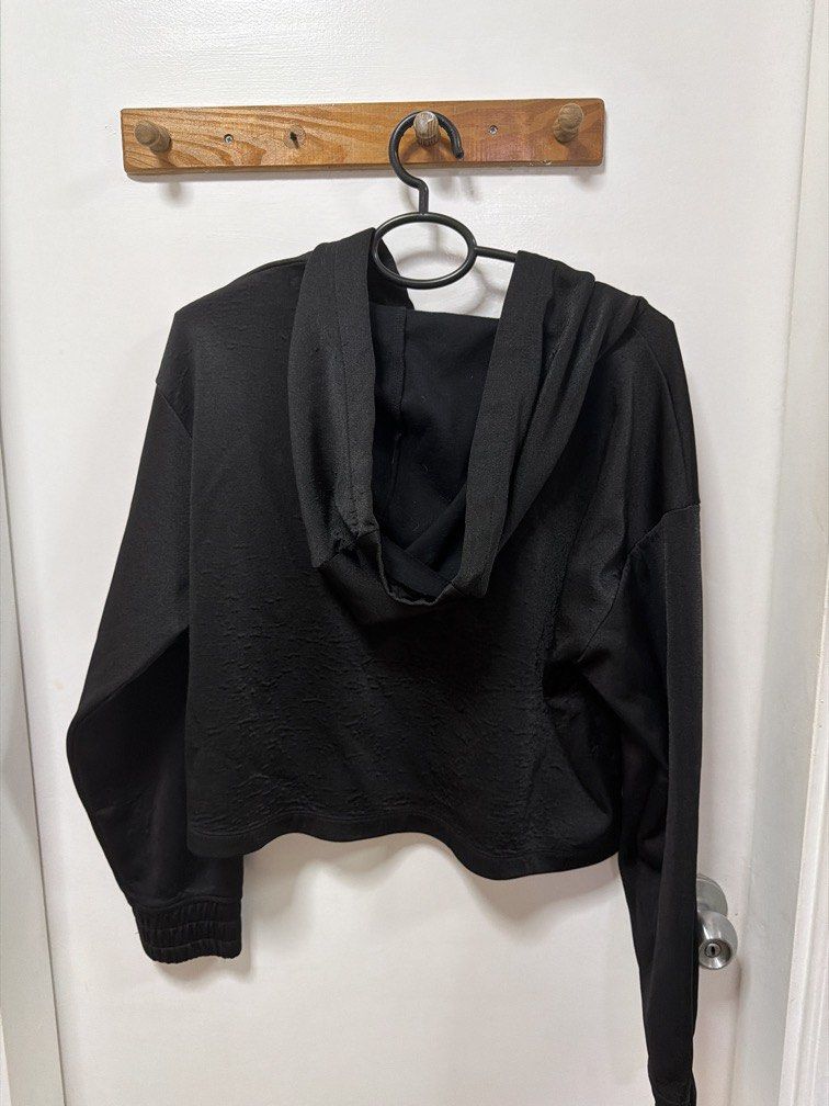Cropped Workout Jacket (Category: Activewear) located in Mandaluyong City. Submitted by declutterwithcarmen (Listing ID 1460509329, Image 3). Description: .