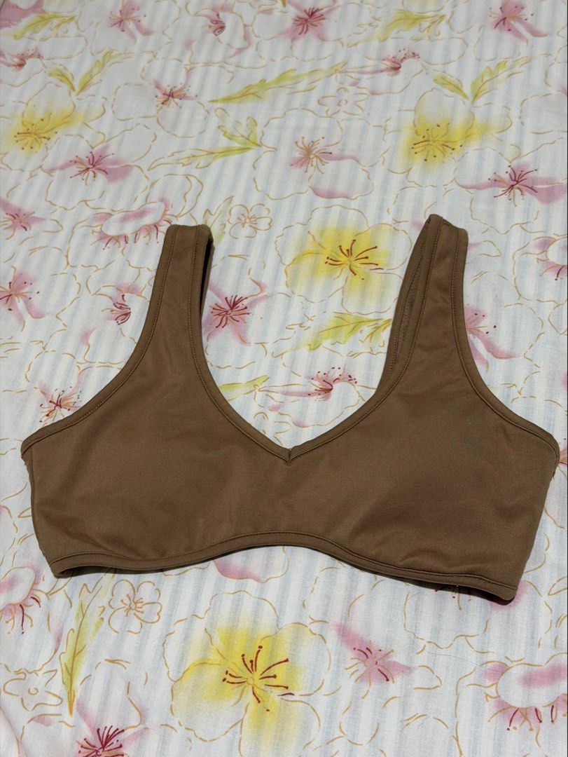 CSB Isla Crop in Dune (Category: Activewear) located in Quezon City. Submitted by latiendadejaye (Listing ID 1460527327, Image 1). Description: Purchased from CSB website at retail price of ~₱2500 Size M MOP: BPI, Gcash, Maya RFS: need funds .