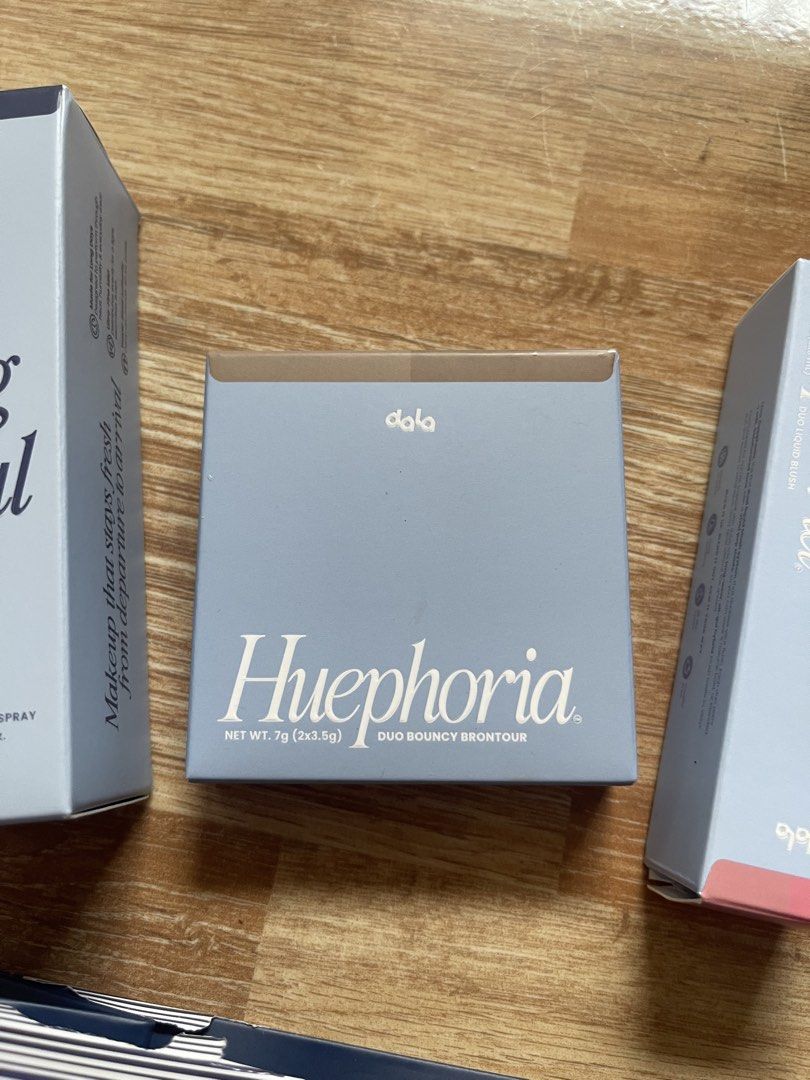 Dala Long Haul Manifest PR Kit (Category: Makeup) located in Calasiao. Submitted by shoparen14525 (Listing ID 1460565797, Image 3). Description: Inclusions: - Dewphoria Blush (Shade: Bare & Bloom, Swatched once only) - Brontour (Shade: Fade & Fawn, Brand New) - Setting Spray (Swatched once only) - Leather Passport Holder - Paperbag .