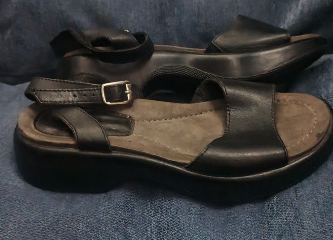 DANSKO Vintage sandals (Category: Sneakers & Footwear) located in Urdaneta. Submitted by bernalyn25 (Listing ID 1460509464, Image 2). Description: -DANSKO vintage sandals -Ankle strap leather sandals -From US -Never been used -Like new -It has thick leather uppers -With dense substantial base which is classic for vintage DANSKO footwear ( a little heavy but provides support).