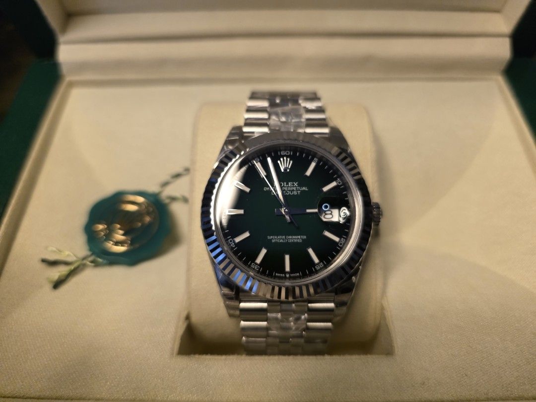 Datejust 41mm Green Ombre (Category: Luxury Watches) located in Mandaluyong City. Submitted by majorkonig (Listing ID 1456921591, Image 1). Description: - 41mm Datejust - Green Ombre - Fluted bezel - 904L Steel Jubilee bracelet (Message for actual pics).