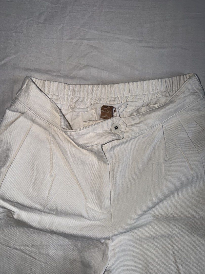 Dazy Women’s White Pants (Category: Jeans) located in Manila. Submitted by prelovedby818 (Listing ID 1460573481, Image 3). Description: .