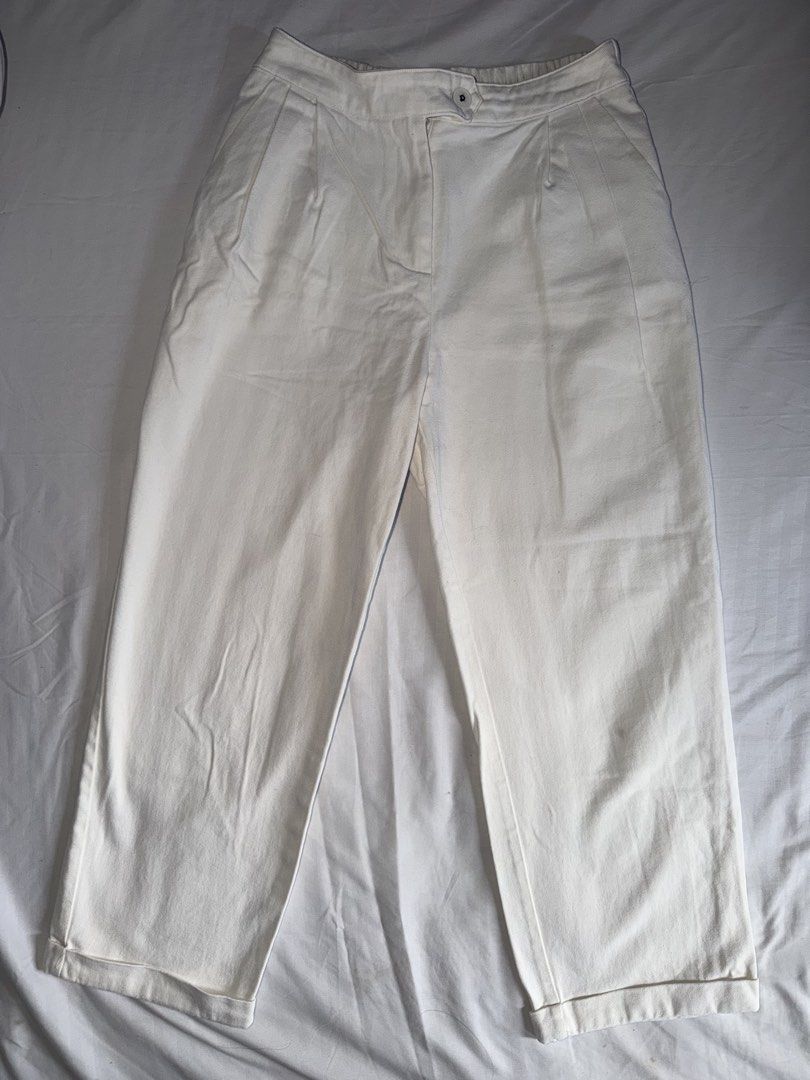 Dazy Women’s White Pants (Category: Jeans) located in Manila. Submitted by prelovedby818 (Listing ID 1460573481, Image 2). Description: .