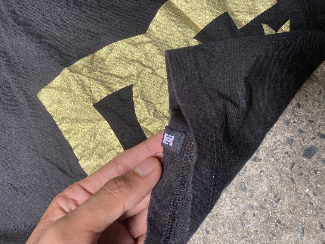 Dc logo tee (Category: Activewear) located in Las Pinas. Submitted by mark2k05 (Listing ID 1460550738, Image 3). Description: Size Lage.