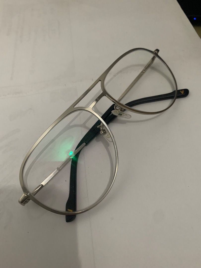 Decluttering (Category: Sunglasses & Eyewear) located in Caloocan City. Submitted by swiftdog.f7acbd (Listing ID 1460626527, Image 1). Description: EO Visualties Gunter M. Silver double-bridge aviator style frame 58-16-142 with EO case.