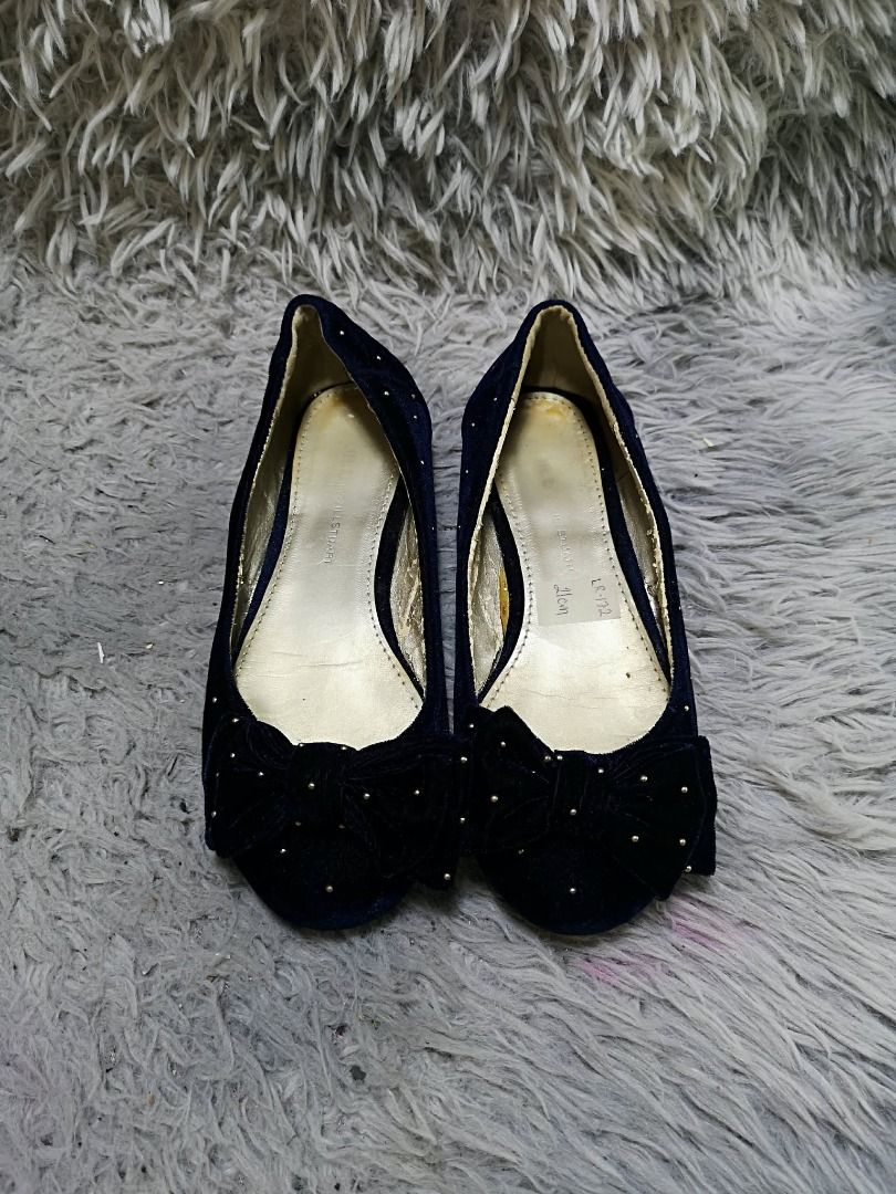Decorative Polka Dotted Flat Shoes (Category: Flats & Sandals) located in Santa Cruz. Submitted by jmy_surplus.2 (Listing ID 1460563273, Image 1). Description: Size ; 21cm Color ; Black Type ; Flats Brand ; No Brand Material ; Synthetic Style ; Round Toe Ballet Flat Shoes LR 172 JMY 1 Batch #219.